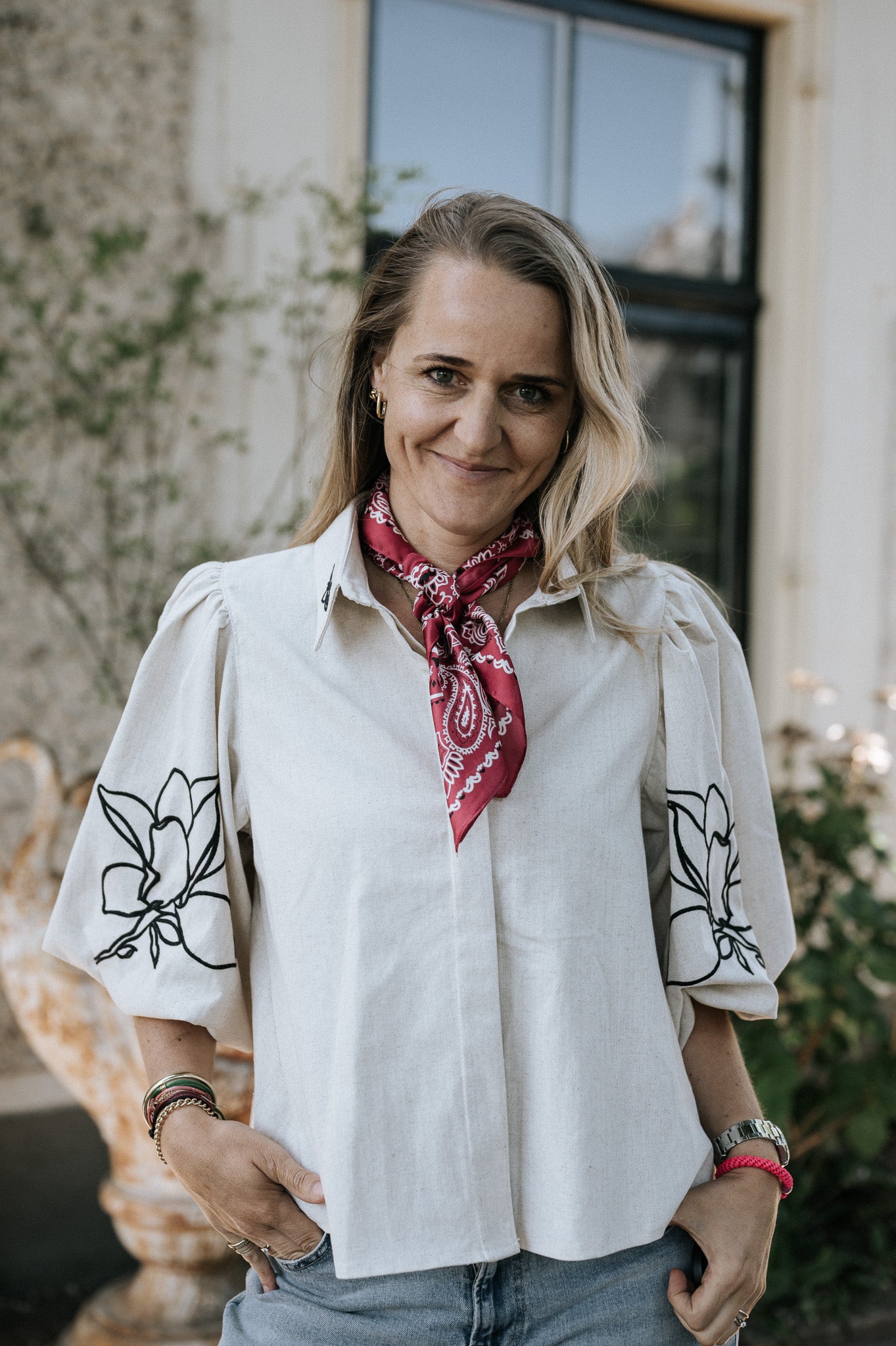 Blouse linnen met zwarte bloem