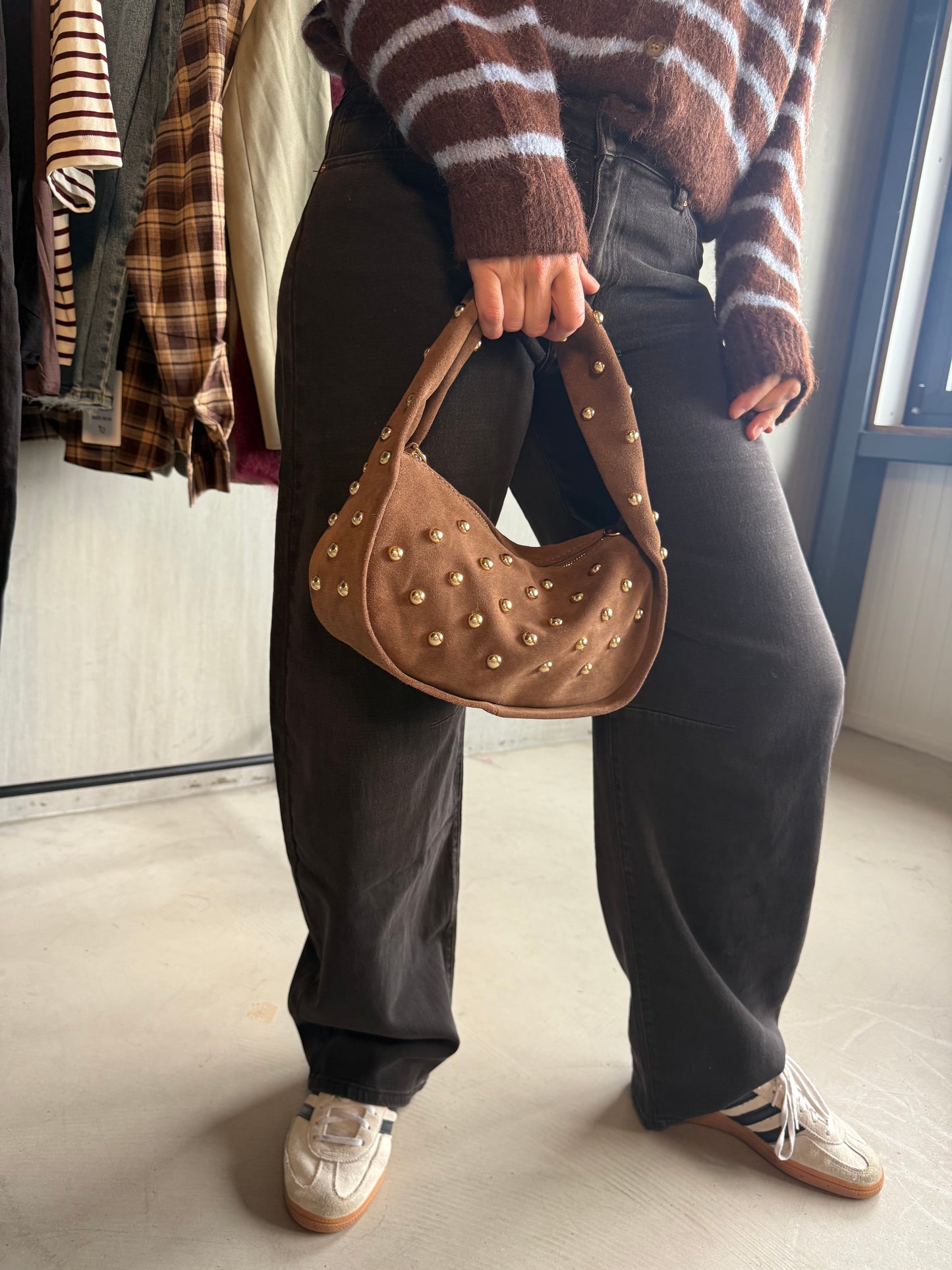 Suède tas met gouden studs