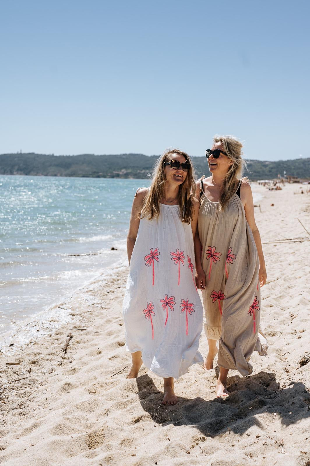 Strandjurk met roze palmboom