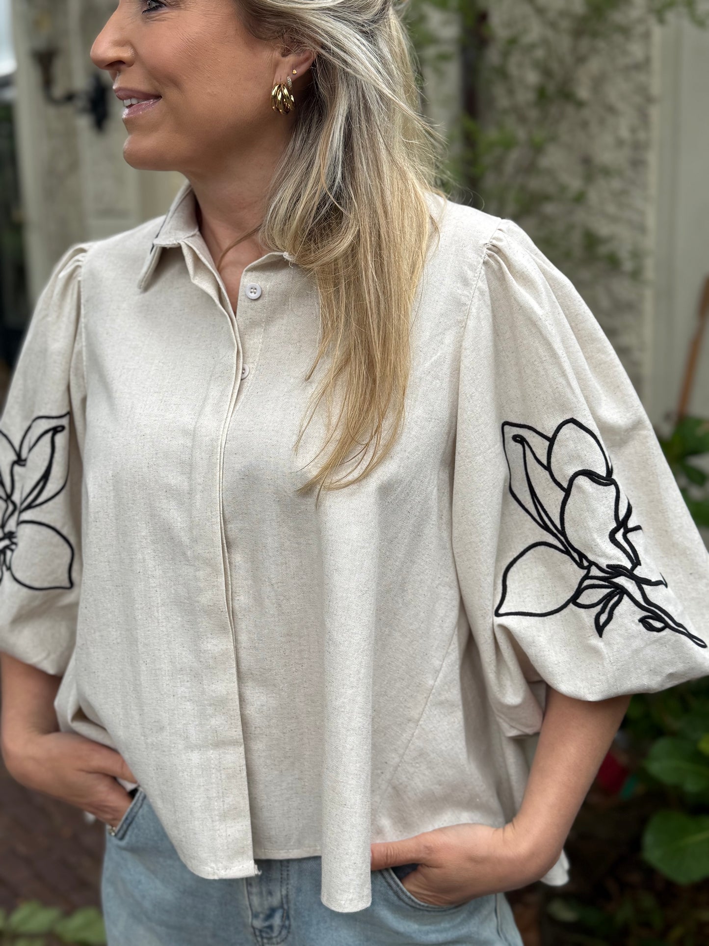 Blouse linnen met zwarte bloem
