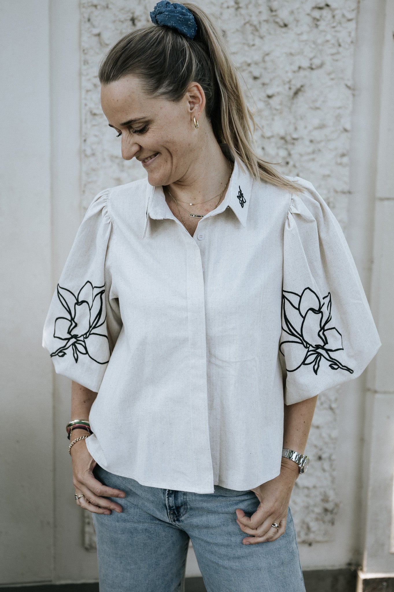 Blouse linnen met zwarte bloem