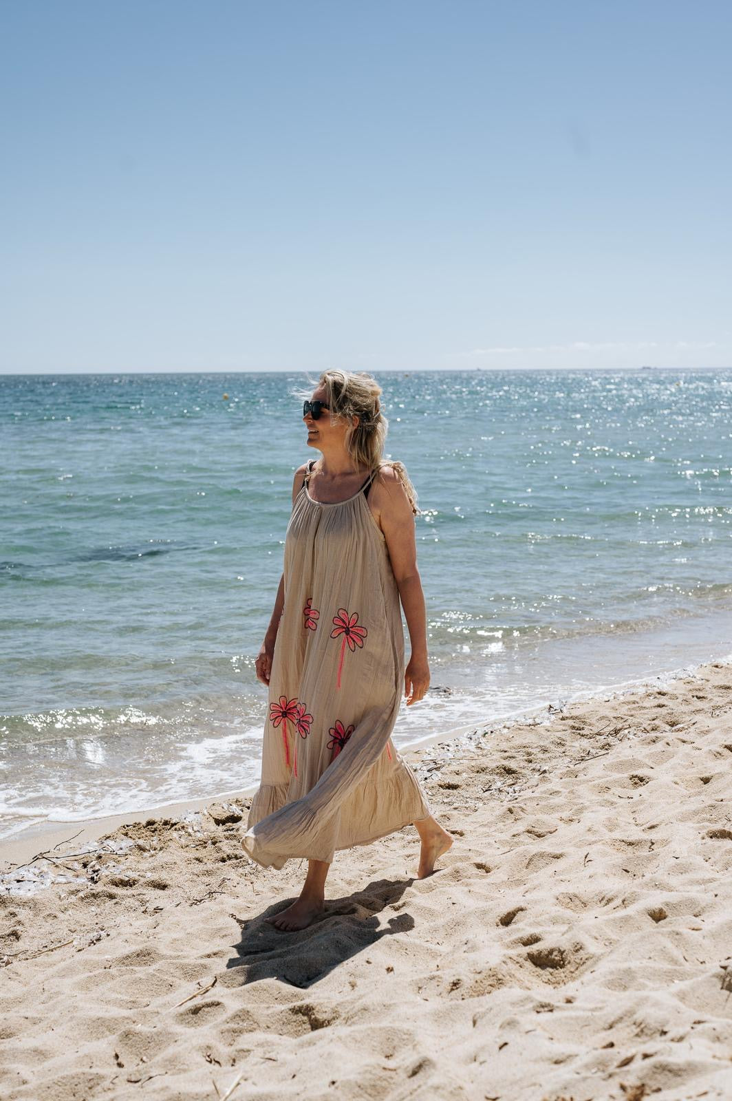 Strandjurk met roze palmboom