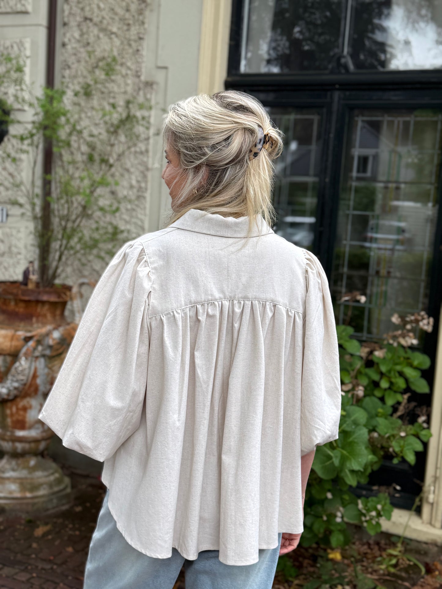 Blouse linnen met zwarte bloem