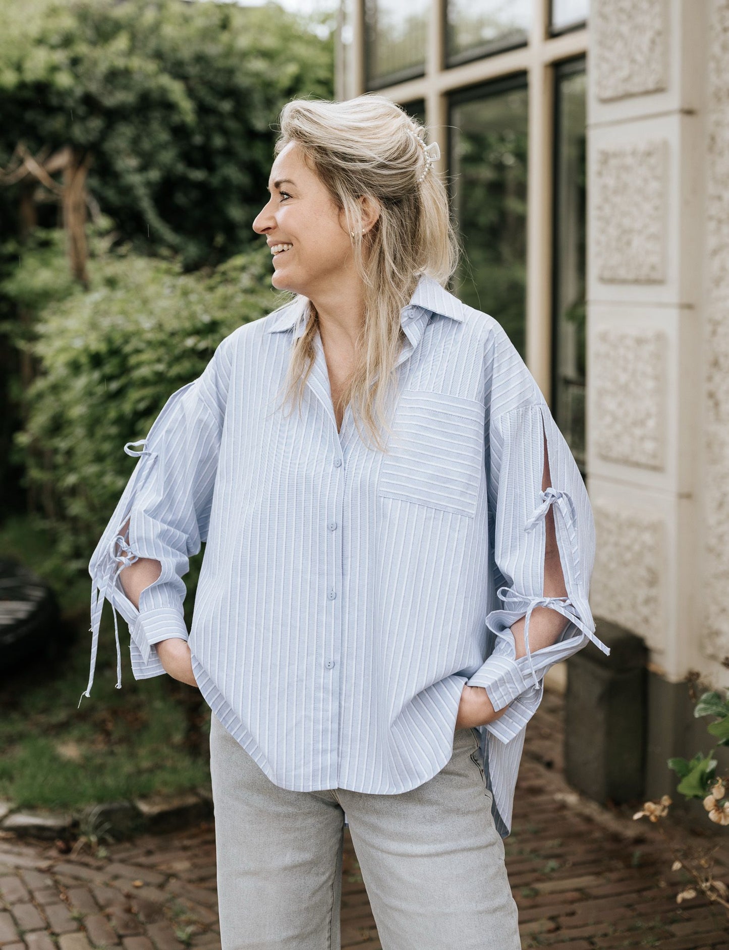 Blouse blauw met witte streep en strikjes