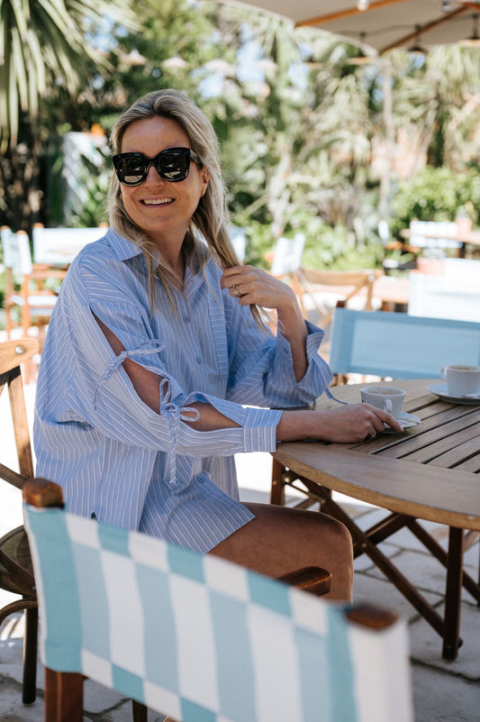 Blouse blauw met witte streep en strikjes