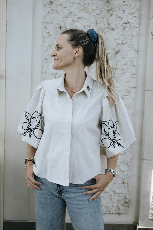 Blouse linnen met zwarte bloem