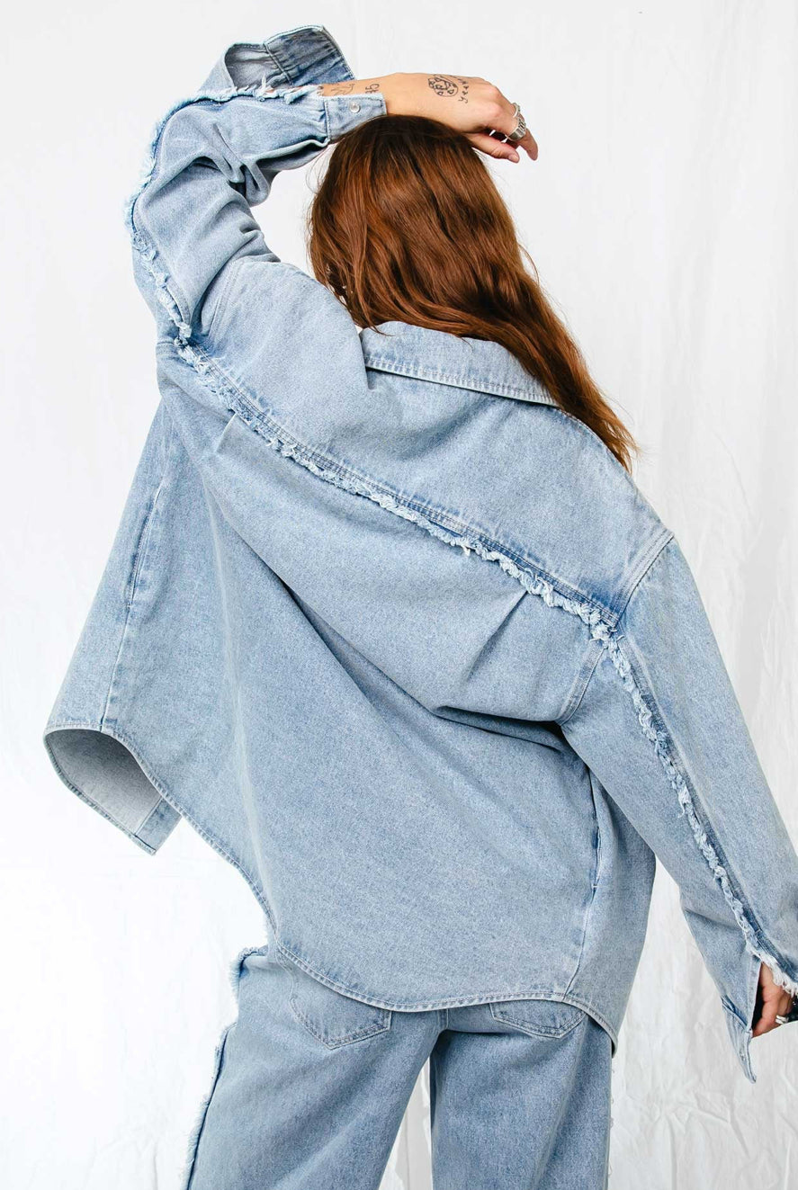 Denim blouse met gerafeld detail op de achterkant. Catwalk Junkie
